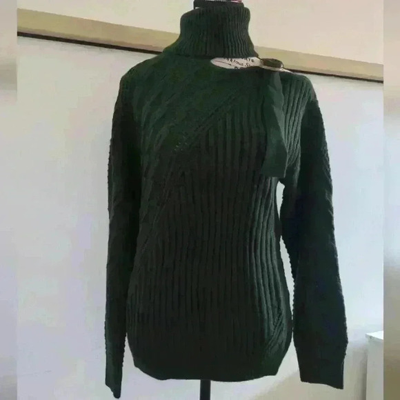 AMAZON  BRAND | Women's Dark Green Cold Shoulder Oversized Knitted Sweat… - Picture 3 of 7